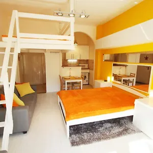 Sunny Studio In Party District- Balcony- Ac Appartamento